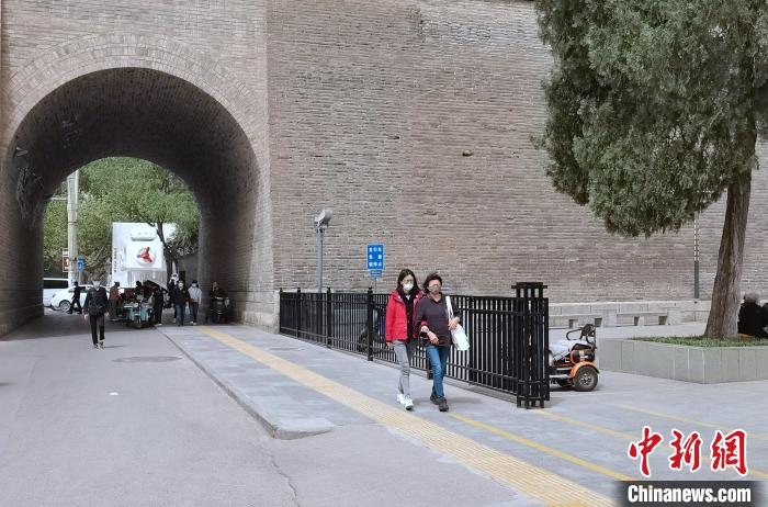 圖為11日西安街上的行人?！钣㈢?攝