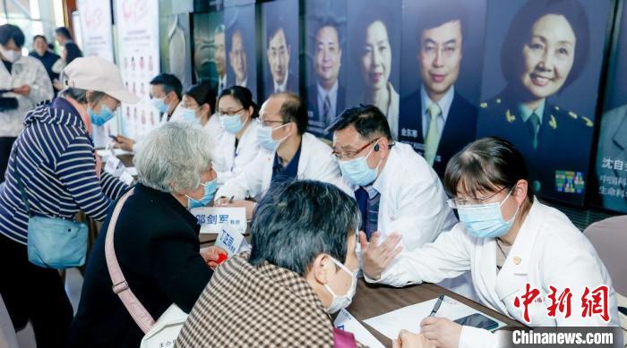 帕金森病專家開展健康咨詢活動?！】破招袒顒咏M委會供圖