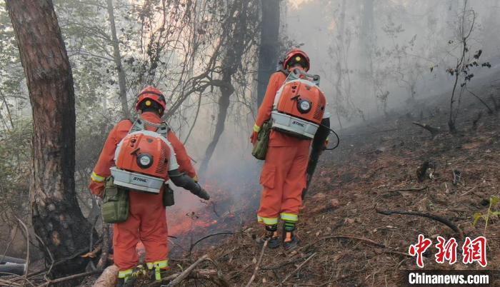 圖為11日上午，消防救援人員正在火場處置燃點?！⒅铱?攝