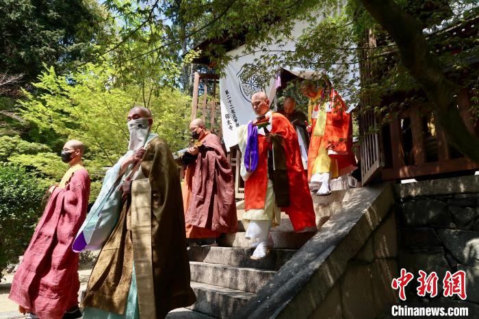 福建黃檗友好交流訪日團(tuán)一行參加黃檗宗隱元禪師紀(jì)念法會禮拜祖塔?！「＝ǜＧ妩S檗山萬福寺 供圖