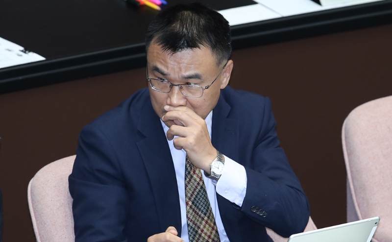 臺(tái)灣“農(nóng)委會(huì)主委”陳吉仲10日于臺(tái)當(dāng)局立法機(jī)構(gòu)再度哽咽。（圖源：臺(tái)灣“中時(shí)新聞網(wǎng)”）