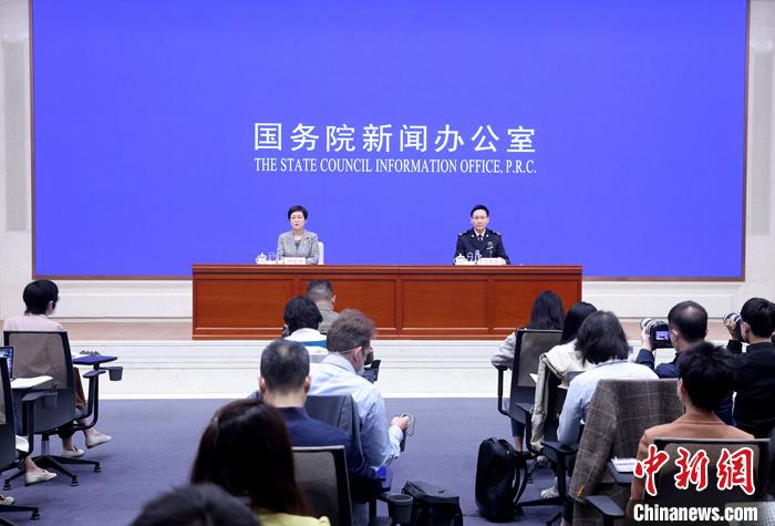 4月13日，中國國務院新聞辦公室在北京舉行新聞發(fā)布會，海關總署新聞發(fā)言人、統(tǒng)計分析司司長呂大良介紹2023年一季度進出口情況，并答記者問。 <a target='_blank' href='/'>中新社</a>記者 張宇 攝