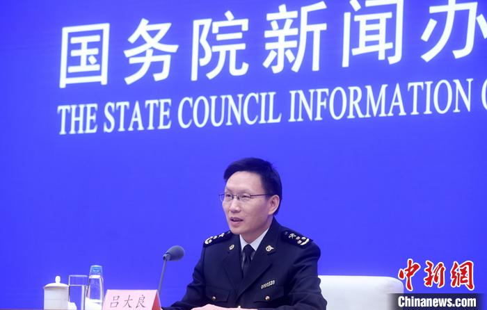 4月13日，中國國務院新聞辦公室在北京舉行新聞發(fā)布會，海關總署新聞發(fā)言人、統(tǒng)計分析司司長呂大良介紹2023年一季度進出口情況，并答記者問。 <a target='_blank' href='/'>中新社</a>記者 張宇 攝