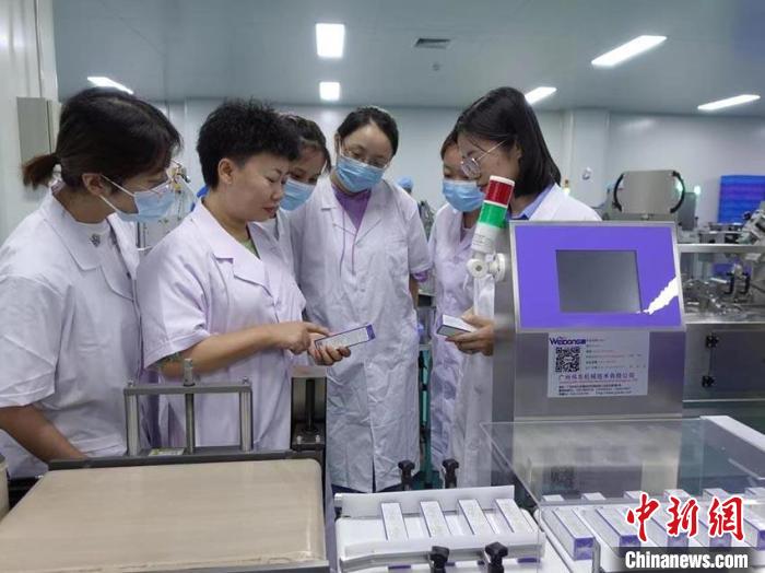 眭春(左二)正在與科研人員探討?！∈茉L者供圖