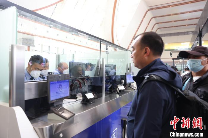 圖為民警驗放旅客?！∧ズ┻厵z站供圖