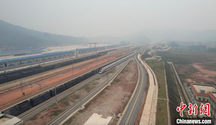 圖為D888次列車駛?cè)肽ズ╄F路口岸?！∧ズ┻厵z站供圖