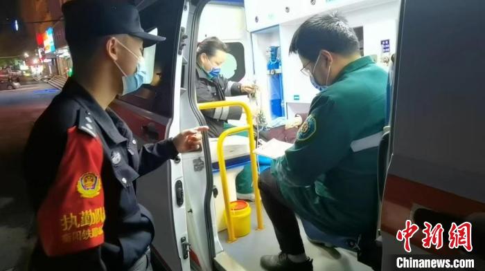 驚魂60秒！旅客突發(fā)疾病摔下站臺(tái)鐵路民警飛奔救助