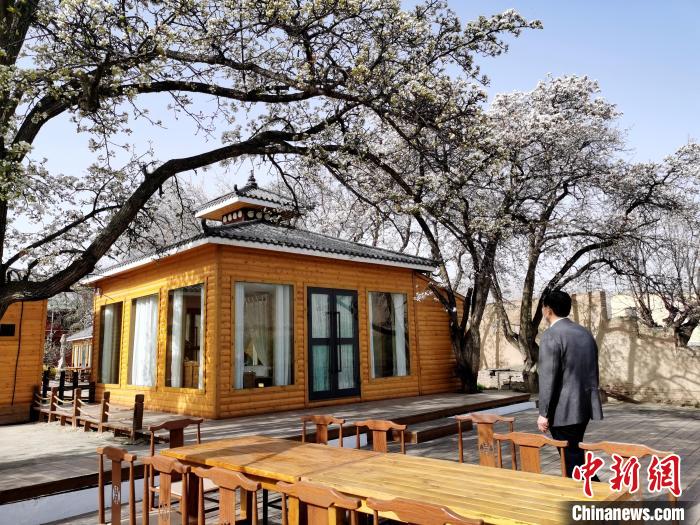 圖為噶達(dá)莊園一角?！?zhí)砀?攝