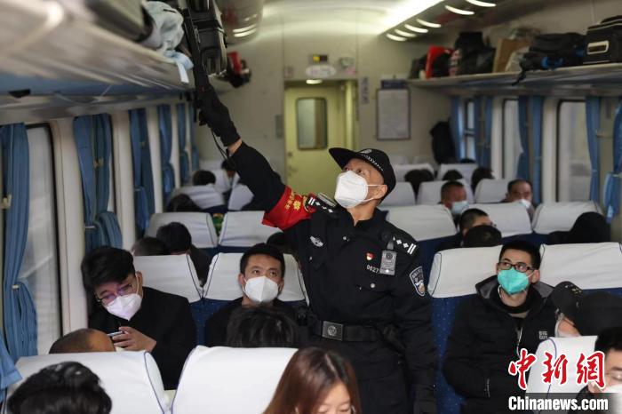 59歲乘警堅守一列火車17年：守護旅客平安無問終點