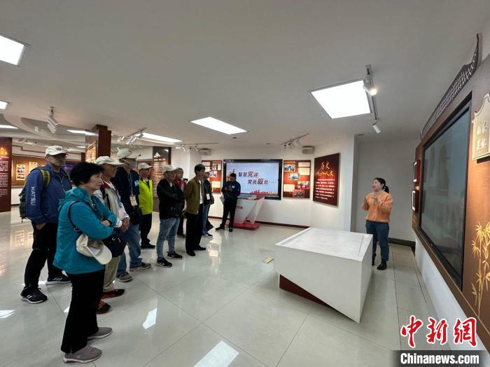 馬祖村長(zhǎng)們參訪(fǎng)福州軍門(mén)社區(qū)?！∴嵔?攝