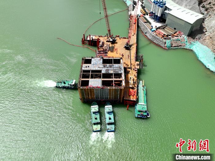 圖為索同坡黃河特大橋鋼圍堰?！∏嗪＝豢丶瘓F(tuán) 供圖