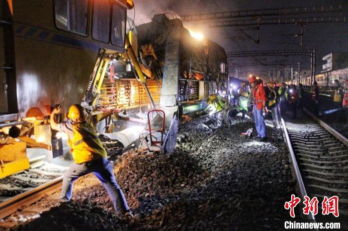 達(dá)成鐵路大修集中修現(xiàn)場(chǎng)工人師傅正在緊張作業(yè)?！『味Y 攝