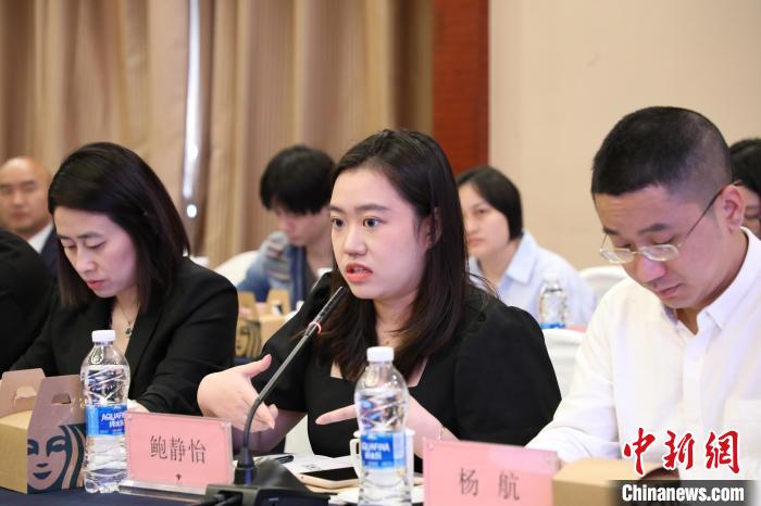 臺(tái)灣青年鮑靜宜在會(huì)上發(fā)言?！×簹J卿 攝