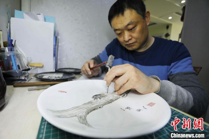 今年48歲的黃海濤，是一名聽障人士，現(xiàn)任泰安市特殊教育中心的美術(shù)教師?！￡愱?攝