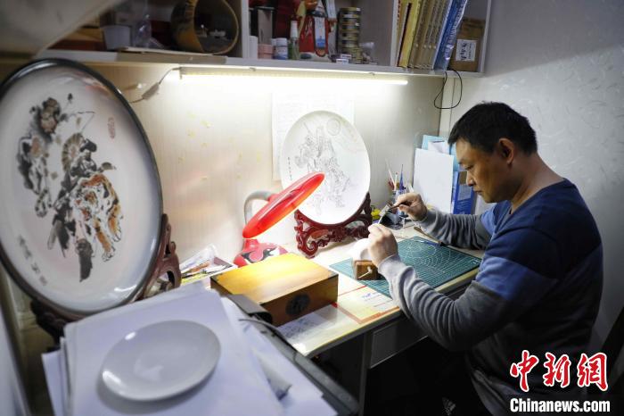 黃海濤正在工作室里刻瓷?！￡愱?攝