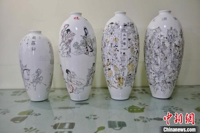 圖為《三國演義》《水滸傳》《紅樓夢》《西游記》等作品?！￡愱?攝