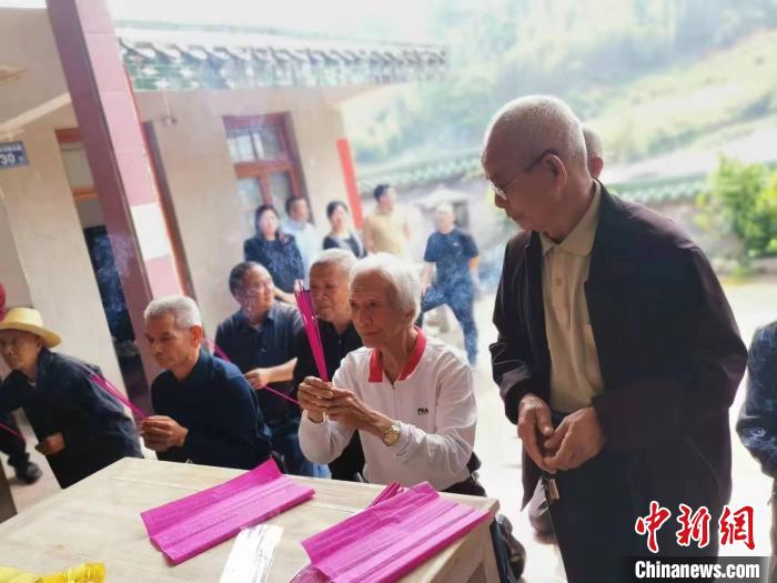 77歲臺胞登陸祭祖，“暌違三年多，我終于回來了?！? style=
