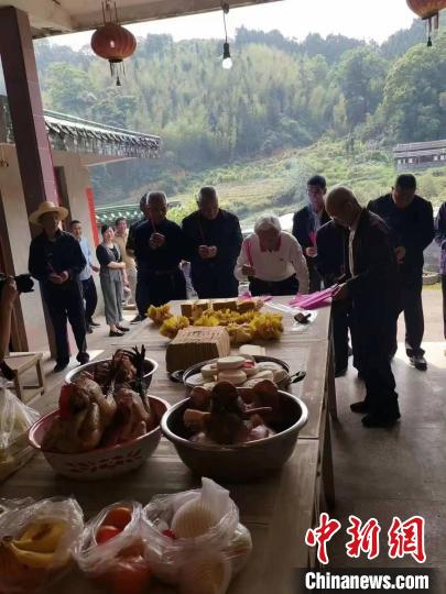 在梁氏祠堂內(nèi)，案頭擺滿了三牲及祭品 三明市委臺港澳辦供圖