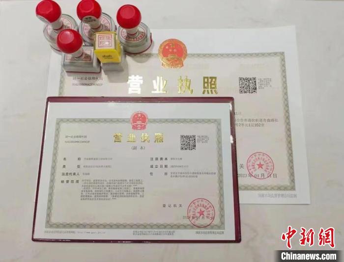 圖為甘南為企業(yè)提供的“惠企大禮包”，包括印章及郵寄服務(wù)，平均為每家企業(yè)節(jié)約800元。　張偉剛 　攝