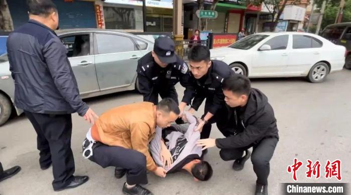 圖為警方抓獲犯罪嫌疑人?！≠F州警方供圖