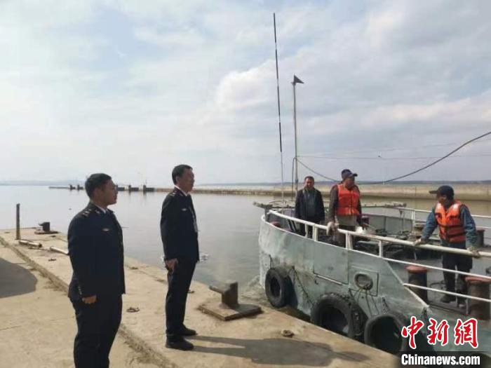 海事人員協(xié)調(diào)作業(yè)船舶單位?！」枮I海事局 提供