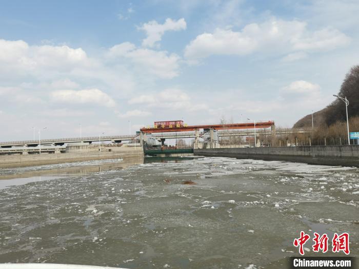 隨著氣溫穩(wěn)定回升，松花江大頂子山航電樞紐船閘航道冰層逐步融化?！」枮I海事局 提供