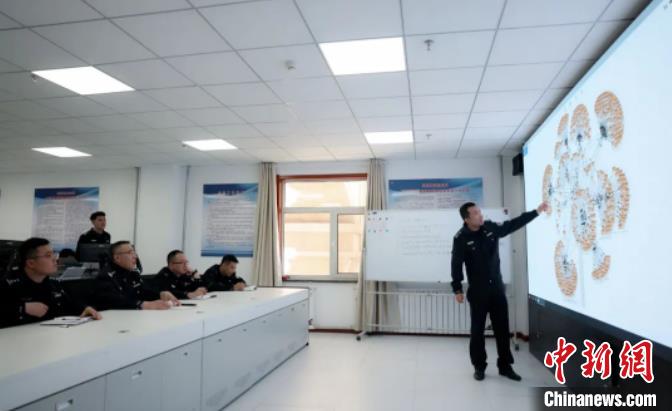 圖為專案組分析研究案情。　阿拉善盟公安供圖