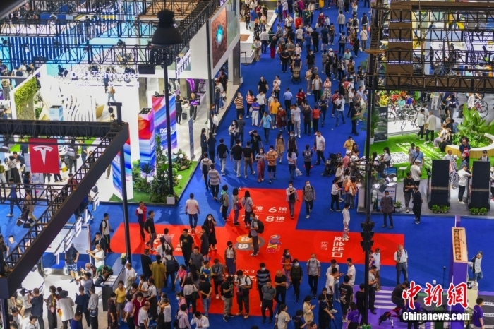 圖為民眾在第三屆消博會服務(wù)消費品、旅居生活展區(qū)參觀。<a target='_blank' href='/'>中新社</a>記者 駱云飛 攝