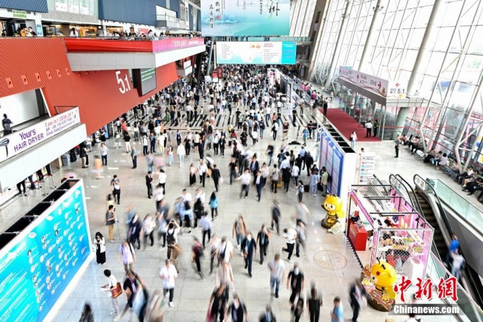 廣交會展館內(nèi)的參展人員。陳驥旻 攝