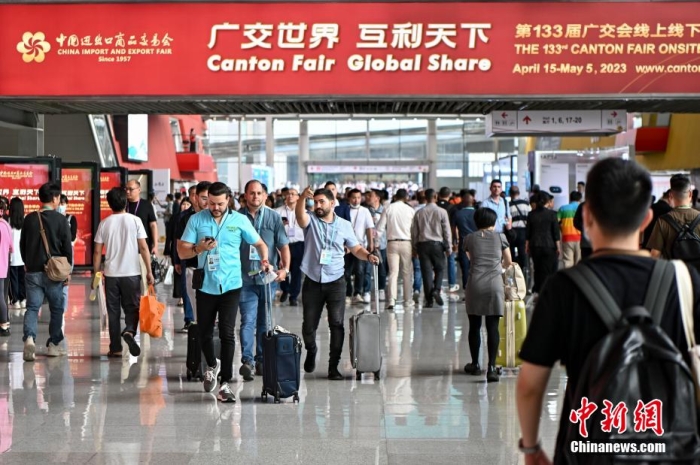 廣交會展館內(nèi)的參展人員。陳驥旻 攝