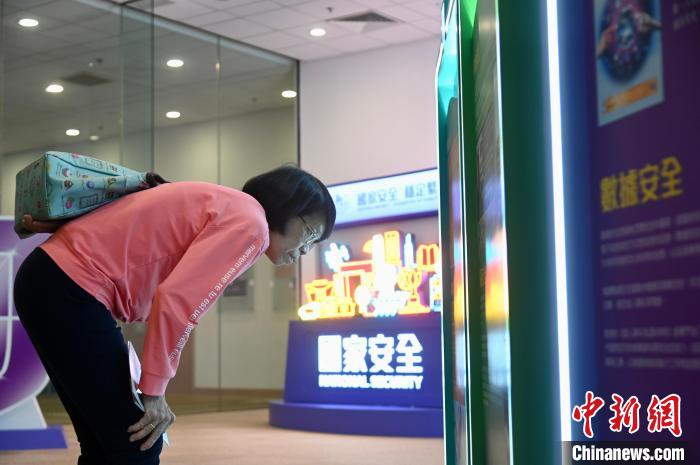 市民專心觀看全民國家安全教育公眾巡回展覽?！±钪救A 攝