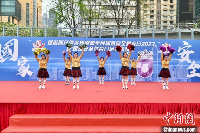 舞臺上的勁歌熱舞表演?！±钪救A 攝