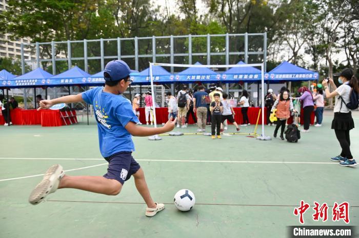 兒童體驗踢足球游戲?！±钪救A 攝