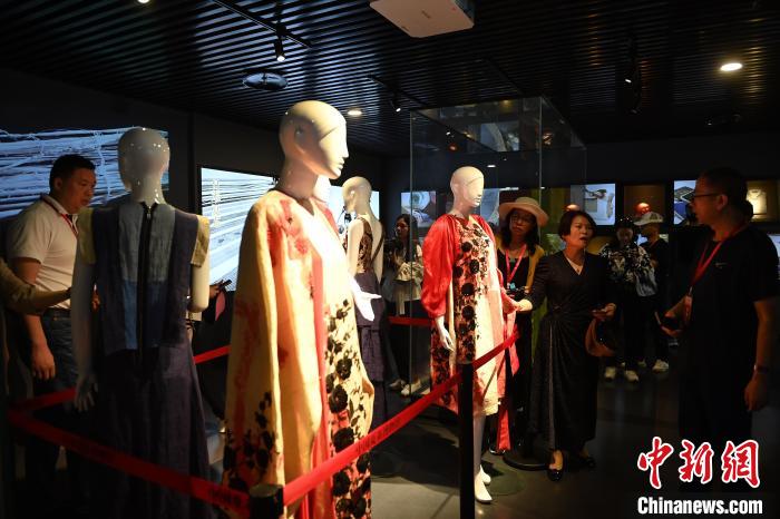 夏布制成的服飾吸引海外華文媒體嘉賓們參觀。　陳超 攝