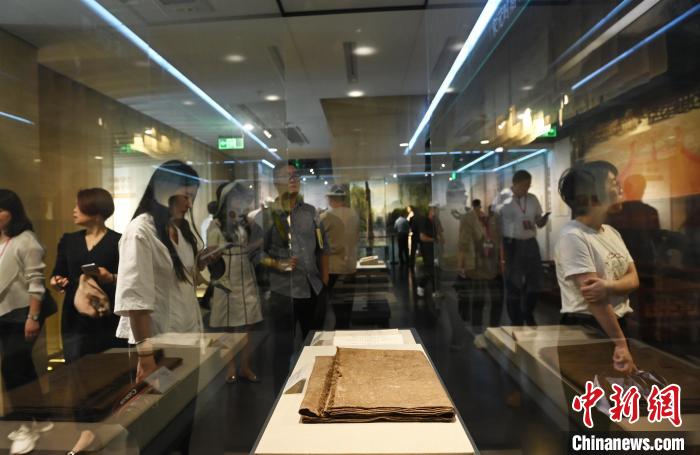 海外華文媒體嘉賓們參觀夏布博物館。　陳超 攝