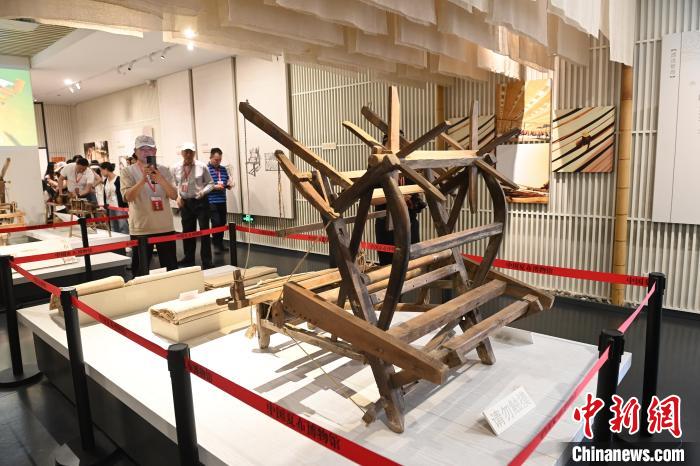 博物館內(nèi)的夏布織布機(jī)?！￡惓?攝