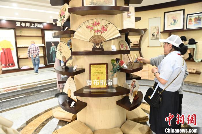夏布制成的文創(chuàng)產(chǎn)品吸引海外華文媒體嘉賓?！￡惓?攝