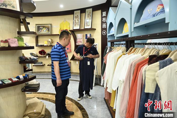 夏布制成的服飾吸引海外華文媒體嘉賓們參觀?！￡惓?攝
