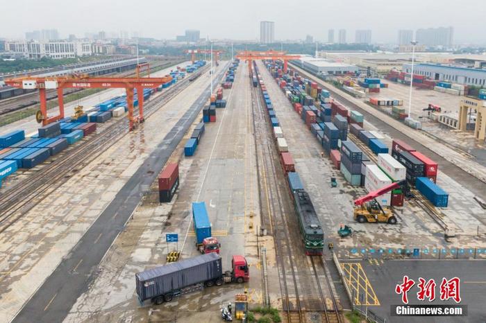 7月13日，中國海關(guān)總署公布數(shù)據(jù)顯示，今年上半年中國貨物貿(mào)易進(jìn)出口總值19.8萬億元人民幣，同比增長(zhǎng)9.4%。其中，出口11.14萬億元，增長(zhǎng)13.2%；進(jìn)口8.66萬億元，增長(zhǎng)4.8%。資料圖為6月8日，航拍江西贛州國際陸港。(無人機(jī)照片) <a target='_blank' href='/'>中新社</a>記者 劉力鑫 攝