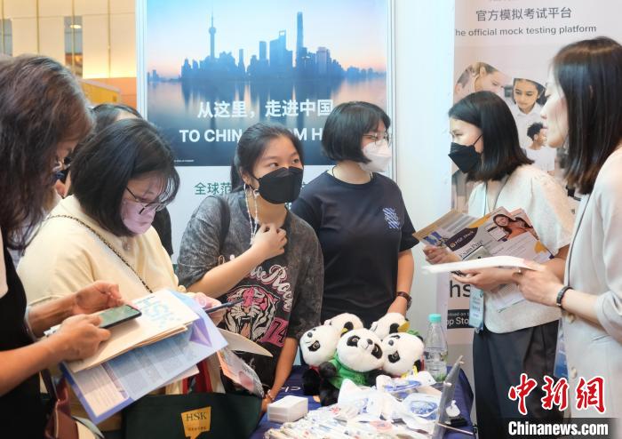 HSK中國漢語水平考試吸引當?shù)孛癖姾蛯W(xué)子了解 陳悅 攝