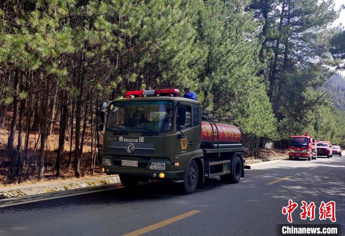 林芝市森林消防支隊米林中隊在米林縣一帶開展灑水增濕作業(yè)?！≮w健宇 攝