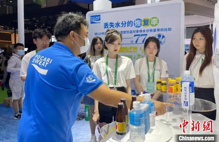 4月14日，港籍學(xué)生赴瓊交流考察團(tuán)走進(jìn)第三屆中國(guó)國(guó)際消費(fèi)品博覽會(huì)觀展?！『Ｄ细郯那嗄陝?chuàng)新創(chuàng)業(yè)服務(wù)中心供圖