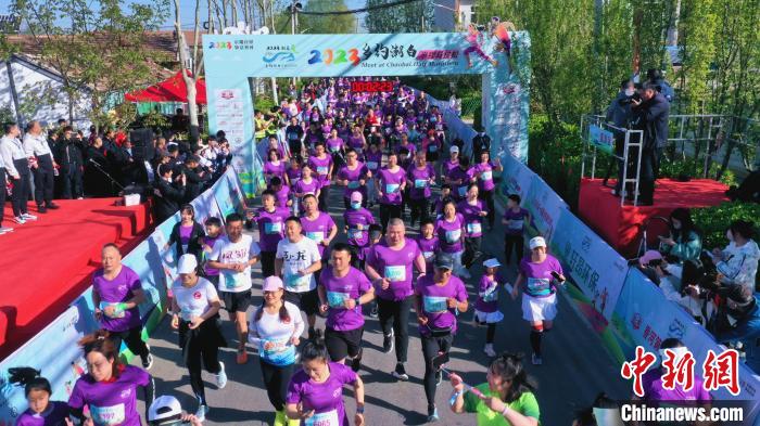 圖為4月16日，河北省香河縣蔣辛屯鎮(zhèn)第二屆“鄉(xiāng)約潮白”半程馬拉松比賽起點(diǎn)。(無人機(jī)照片) 單薊 攝