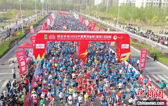 參賽選手沖出起點(diǎn)?！∮诰?攝