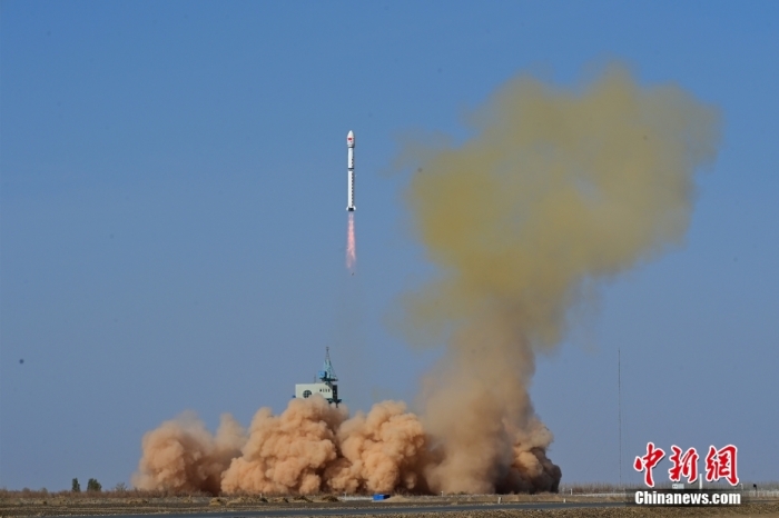 北京時間4月16日9時36分，中國在酒泉衛(wèi)星發(fā)射中心使用長征四號乙運載火箭，成功將風云三號07星發(fā)射升空，衛(wèi)星順利進入預定軌道，發(fā)射任務獲得圓滿成功。該衛(wèi)星主要為氣象預報預測、防災減災、氣候變化應對和生態(tài)文明建設等領域提供更優(yōu)質(zhì)服務。

此次任務是長征系列運載火箭的第471次飛行。汪江波 攝