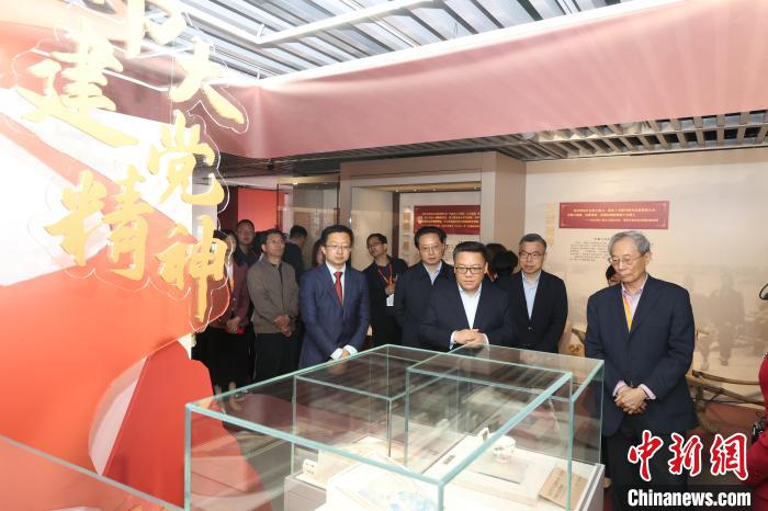 “精神之路——中國(guó)共產(chǎn)黨人偉大精神文物史料專(zhuān)題展”在中共一大紀(jì)念館專(zhuān)題展廳開(kāi)幕?！≈泄惨淮蠹o(jì)念館供圖