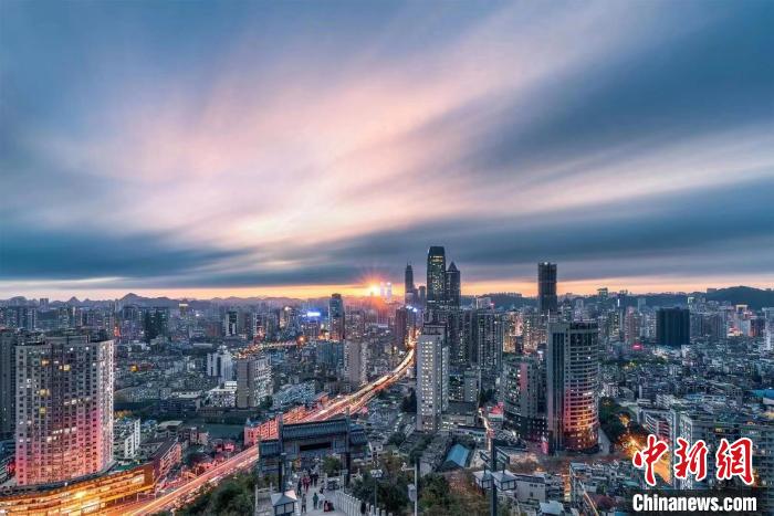 圖為從貴陽東山寺看城市夕陽。　張晉銘 攝