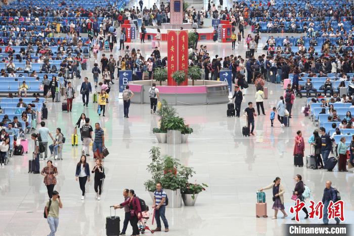 資料圖：貴陽北站候車廳?！■暮陚?攝