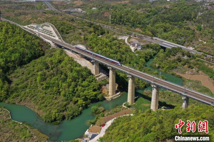 圖為行駛在貴州境內的高鐵?！■暮陚?攝