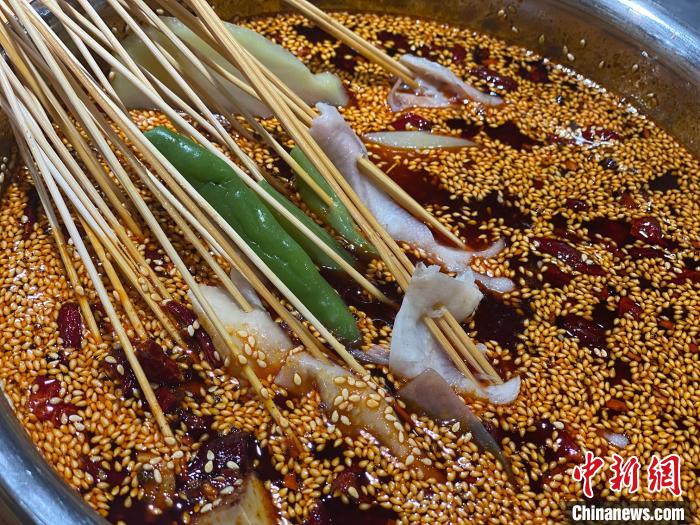 圖為明媛熙拍攝的樂山缽缽雞美食圖片?！∈茉L者供圖